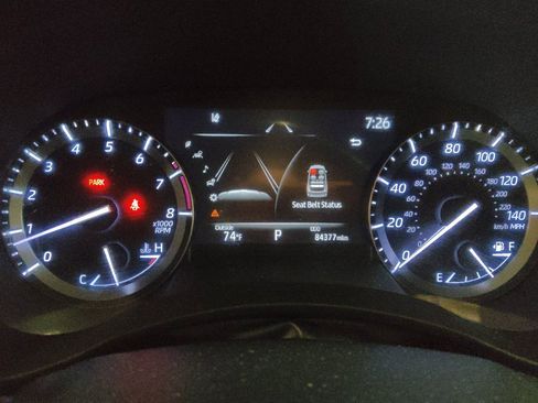 Used 2021 Toyota Highlander XLE image 23