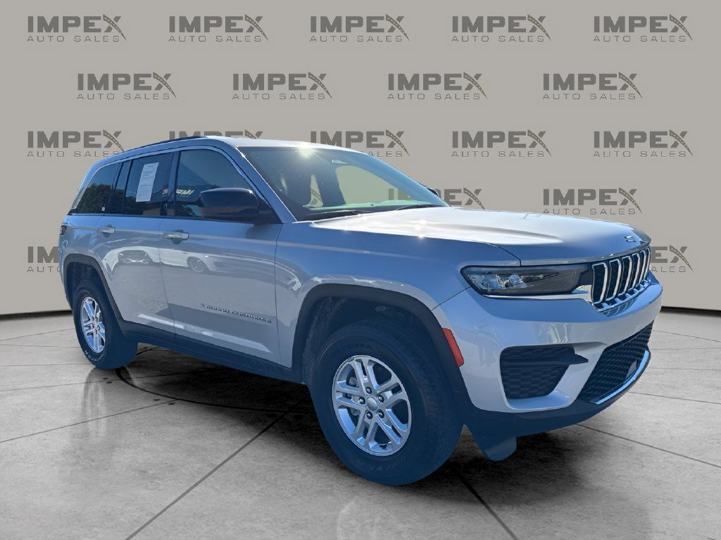 Used 2024 Jeep Grand Cherokee Laredo RWD image 7