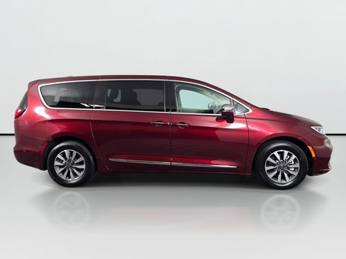 Used 2022 Chrysler Pacifica Limited w/ Uconnect Theater Family Group FWD image 3