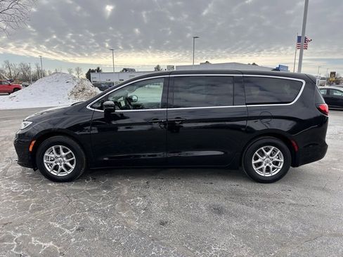 Used 2024 Chrysler Pacifica Touring-L image 2