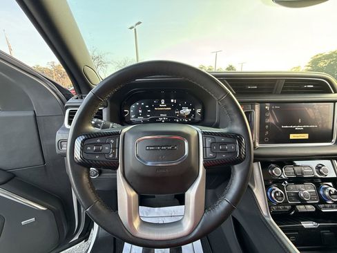 Used 2023 GMC Yukon Denali image 14