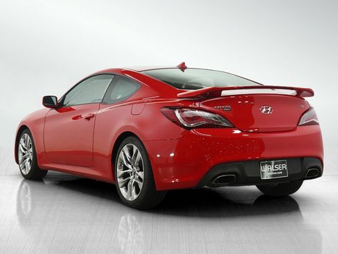 Used 2013 Hyundai Genesis 3.8 RWD image 3