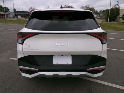 Used 2023 Kia Sportage LX image 3