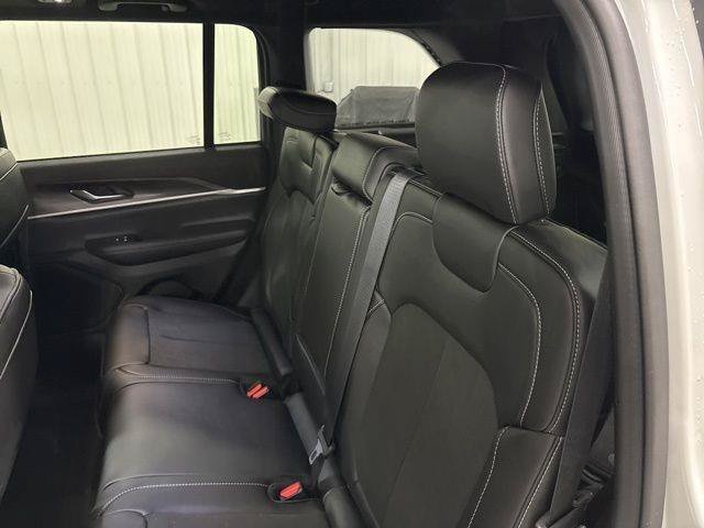 Used 2026 Jeep Grand Cherokee Altitude AWD/4WD image 34