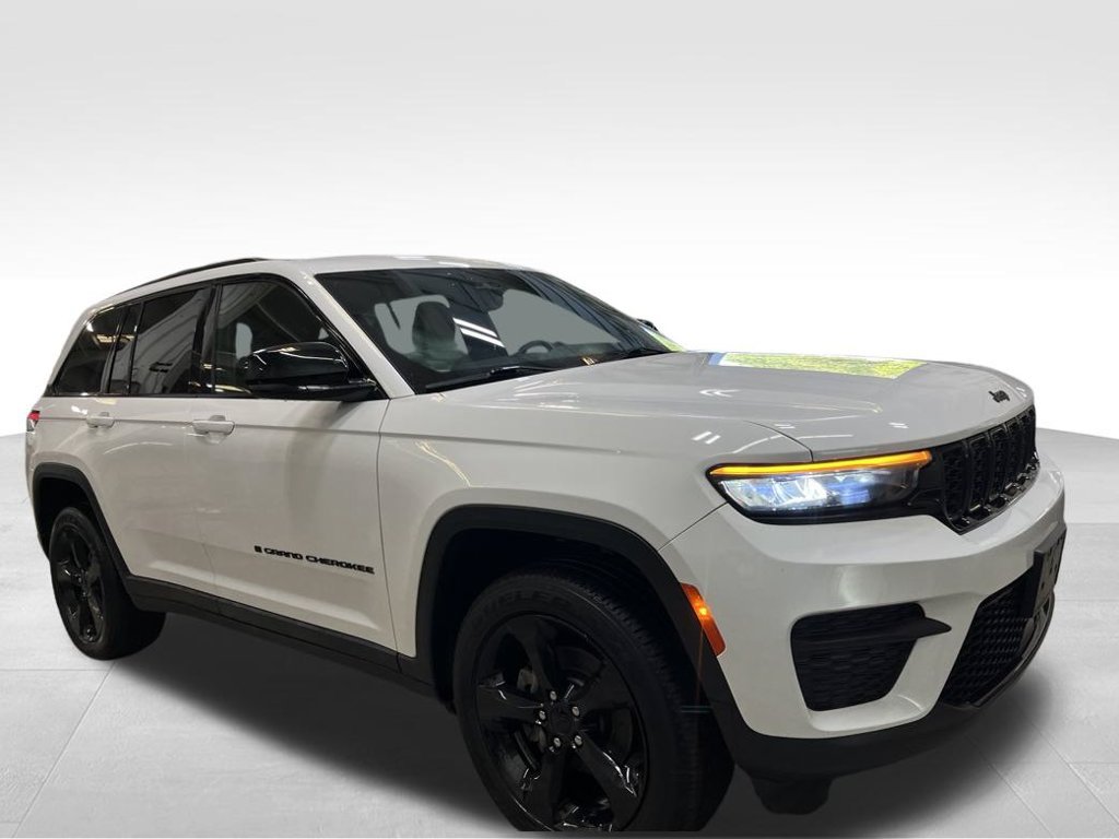 Used 2023 Jeep Grand Cherokee Altitude AWD/4WD image 7