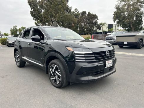 Used 2025 Nissan Kicks SV FWD image 2
