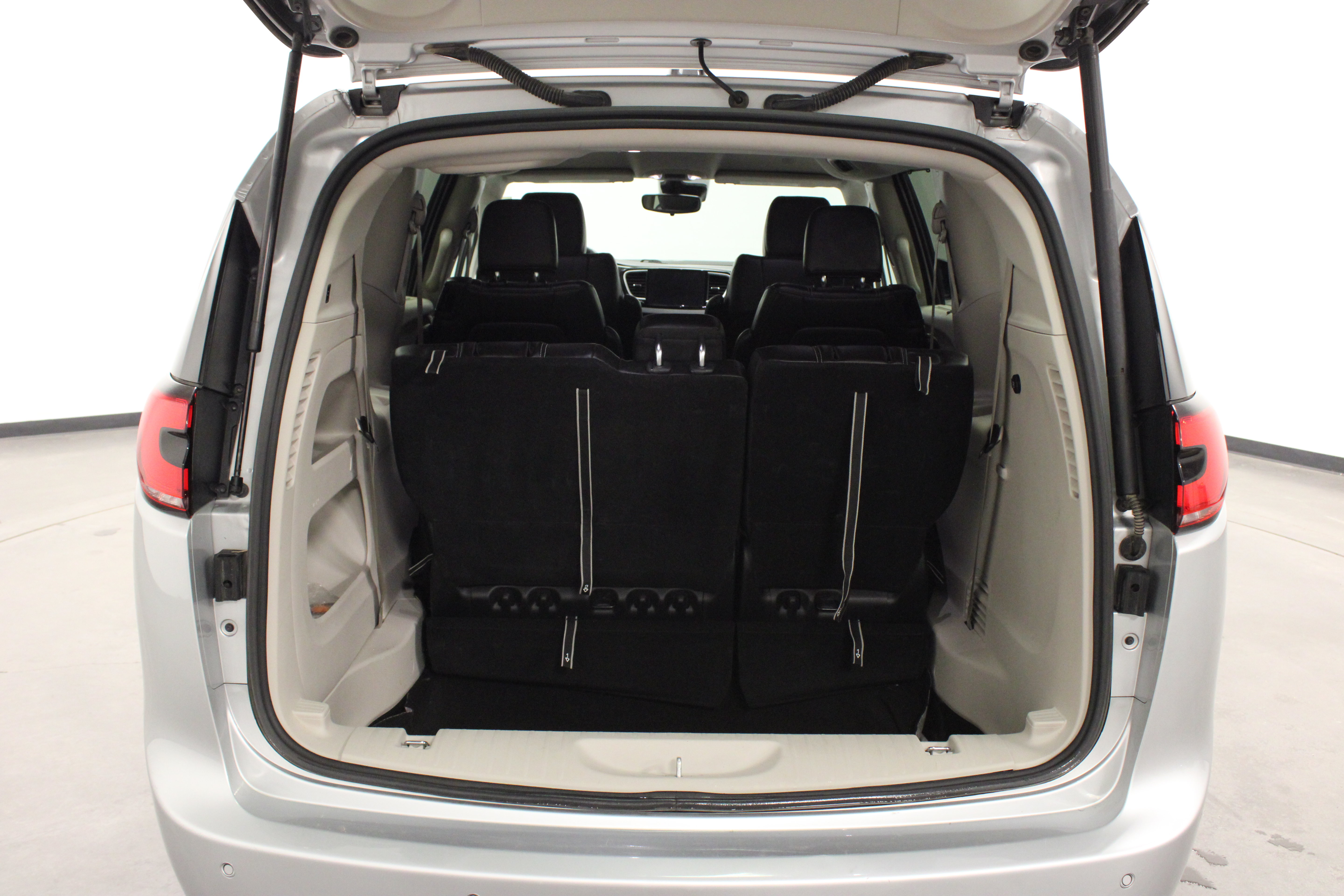 Used 2024 Chrysler Pacifica Touring-L FWD image 12