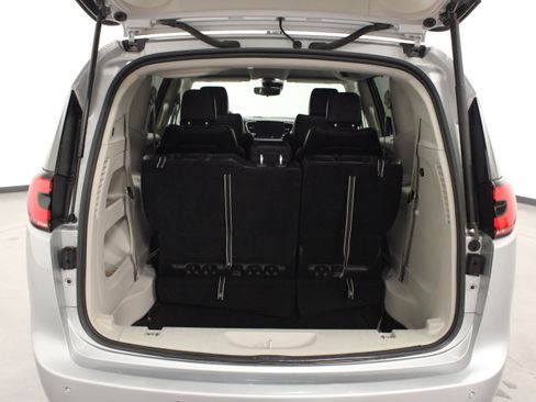 Used 2024 Chrysler Pacifica Touring-L FWD image 12
