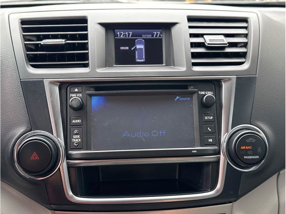 Used 2013 Toyota Highlander SE FWD image 32