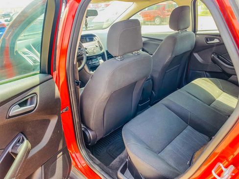 Used 2018 Ford Focus SE w/ SE Appearance Package image 11