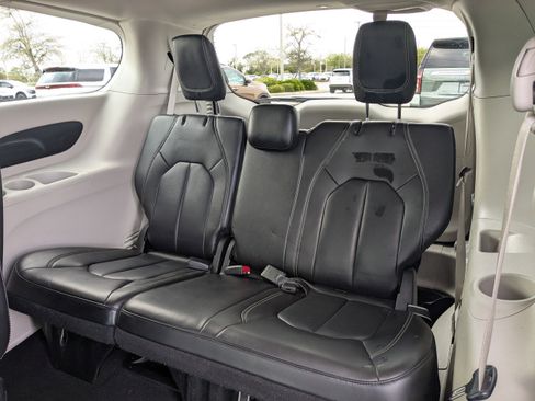 Used 2023 Chrysler Pacifica Touring-L image 17