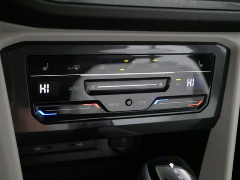 Used 2023 Volkswagen Tiguan SE w/ Panoramic Sunroof Package image 23