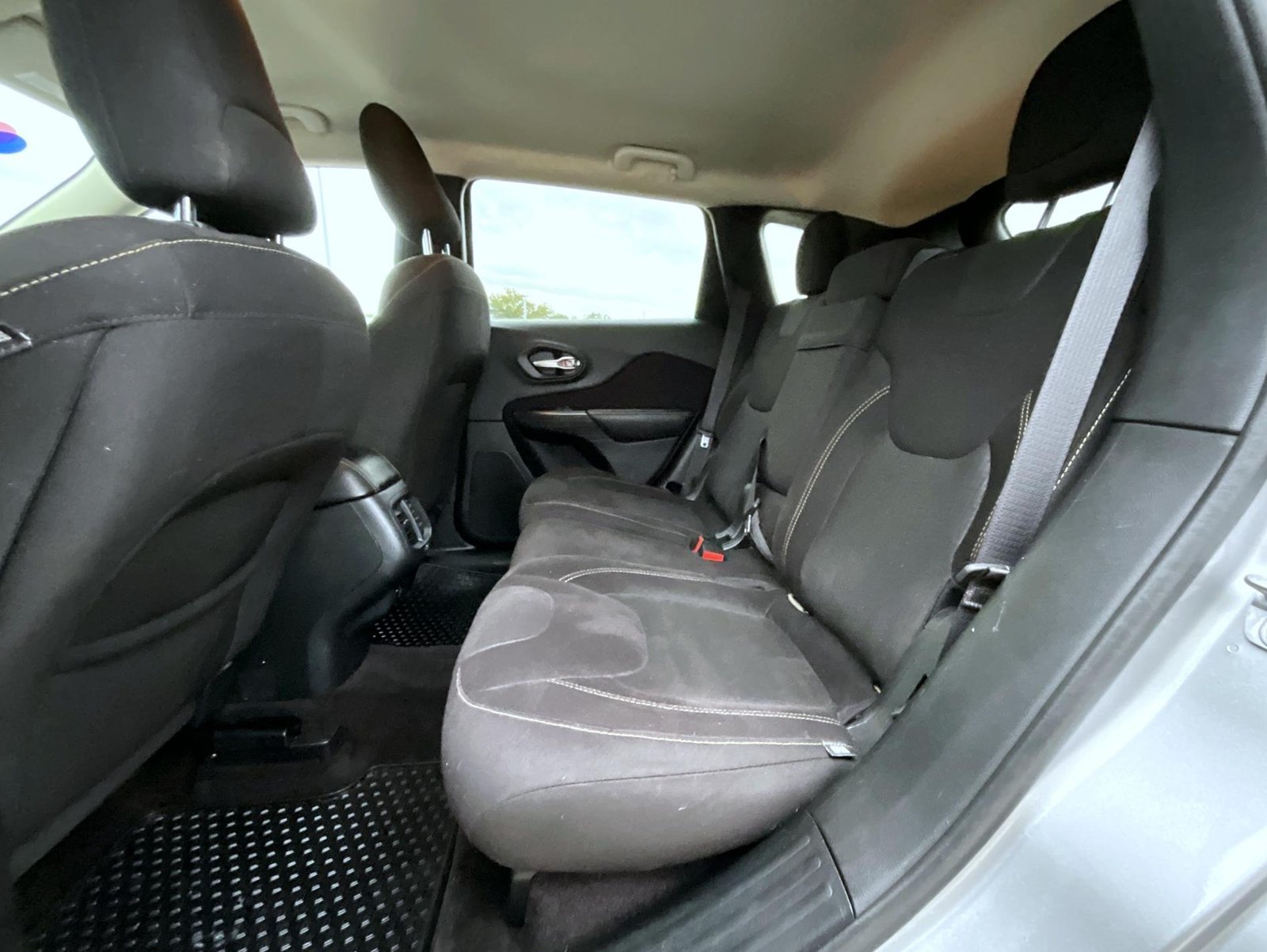 Used 2016 Jeep Cherokee Latitude w/ Cold Weather Group FWD image 21