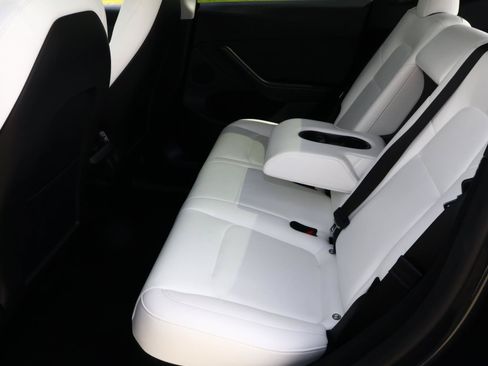 Used 2024 Tesla Model Y Long Range AWD/4WD image 18