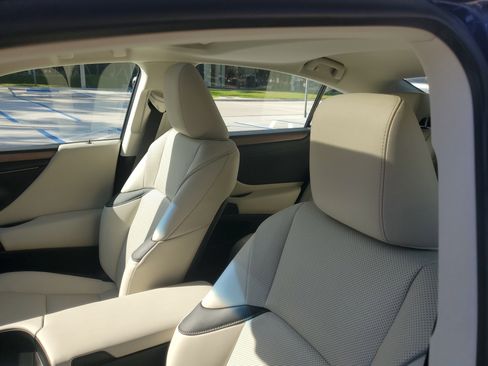 Used 2025 Lexus ES 350 w/ Premium Package image 21