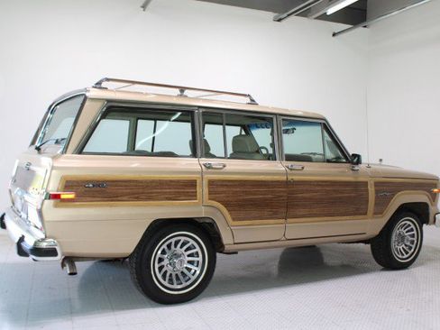 Used 1989 Jeep Grand Wagoneer image 9