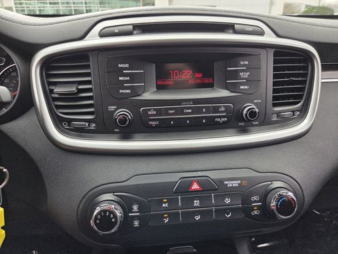 Used 2017 Kia Sorento L image 21