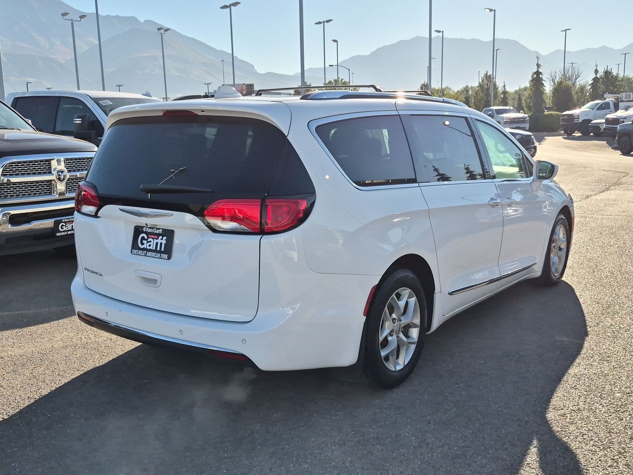 Used 2017 Chrysler Pacifica Touring-L Plus w/ Tire & Wheel Group FWD image 3