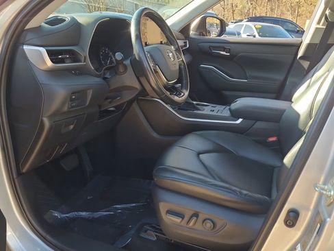 Used 2020 Toyota Highlander XLE image 11