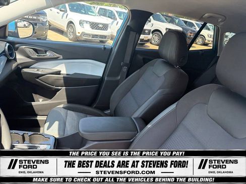 Used 2025 Chevrolet Trax LT FWD image 16