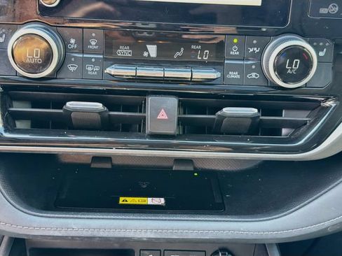 Used 2023 Toyota Highlander XLE AWD/4WD image 16