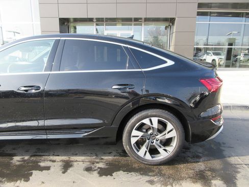 Used 2022 Audi e-tron Premium Plus image 5