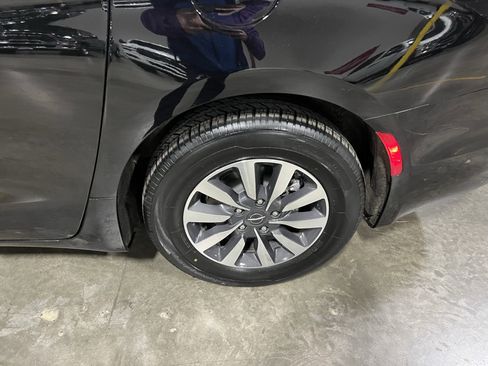 Used 2024 Chrysler Pacifica Select image 25