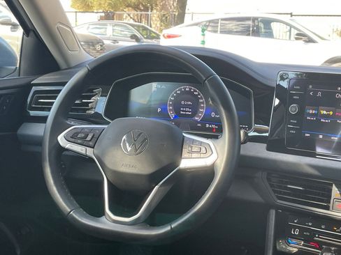 Used 2025 Volkswagen Jetta SE image 34