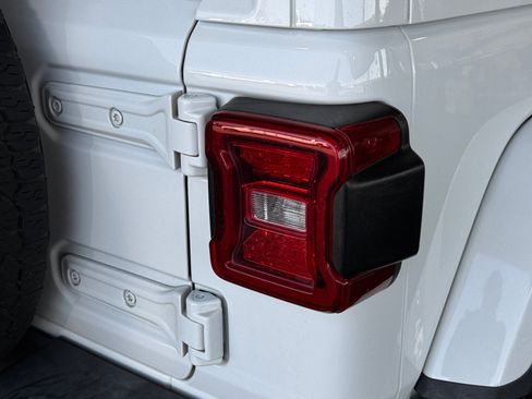 Used 2019 Jeep Wrangler Unlimited Sahara AWD/4WD image 32