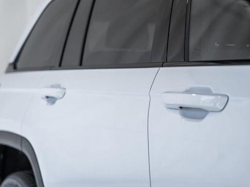 New 2025 Jeep Grand Cherokee Altitude image 15