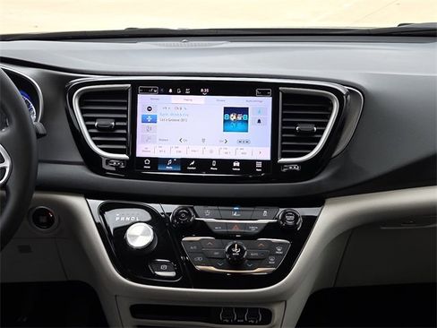 Used 2022 Chrysler Pacifica Touring-L image 12