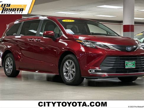 Certified 2023 Toyota Sienna XLE image 1