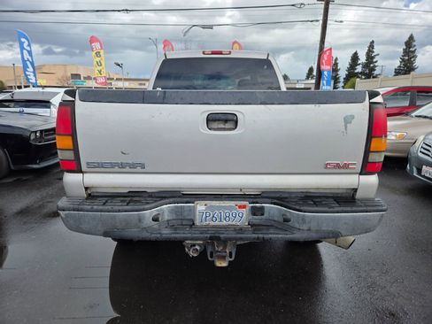 Used 2005 GMC Sierra 2500 SLT w/ Heavy-Duty Power Package image 3