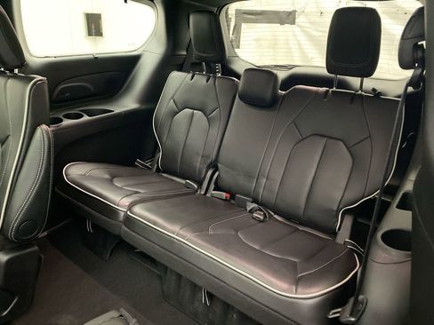 Used 2025 Chrysler Pacifica Limited FWD image 24