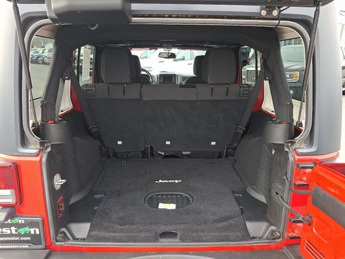 Used 2015 Jeep Wrangler Unlimited Rubicon w/ Connectivity Group image 27