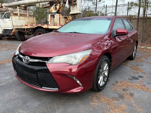 Used 2017 Toyota Camry SE image 5