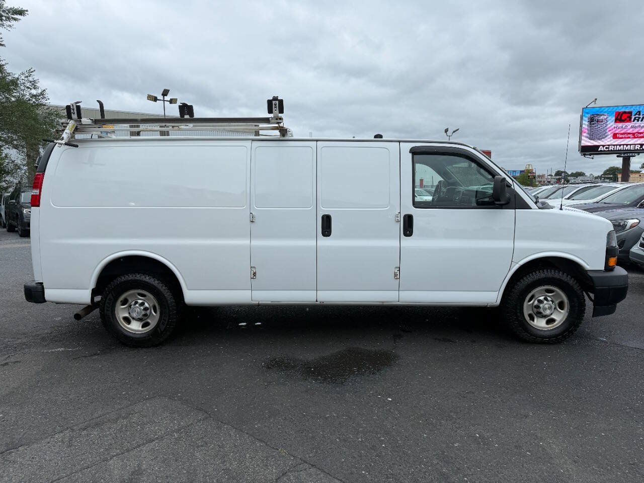 Used 2020 Chevrolet Express 3500 Extended w/ Driver Convenience Package RWD image 4
