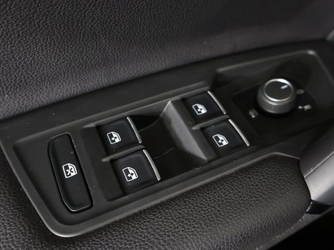 Used 2019 Volkswagen Tiguan SE w/ Panoramic Sunroof Package image 37