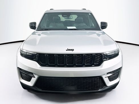 Used 2024 Jeep Grand Cherokee Altitude AWD/4WD image 2