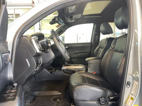 Used 2018 Toyota Tacoma Limited image 11