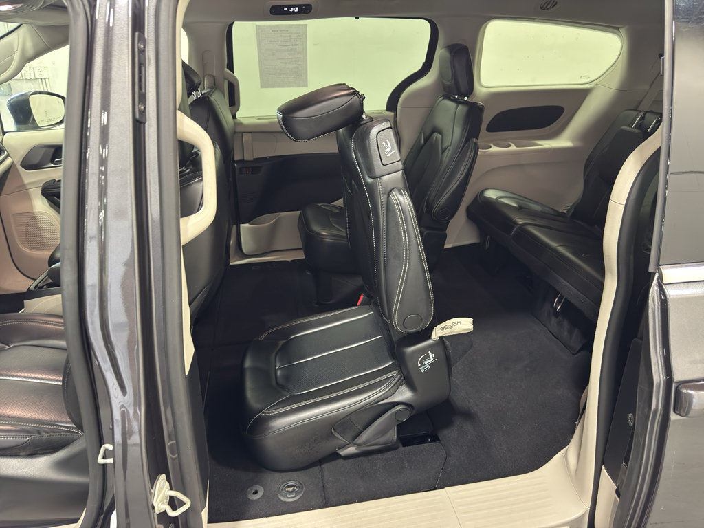 Used 2023 Chrysler Pacifica Touring-L FWD image 27