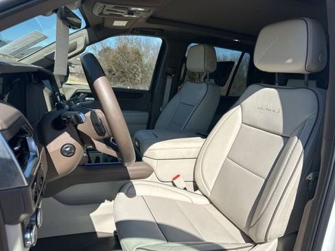 Used 2025 GMC Yukon Denali w/ Denali Reserve Package image 14