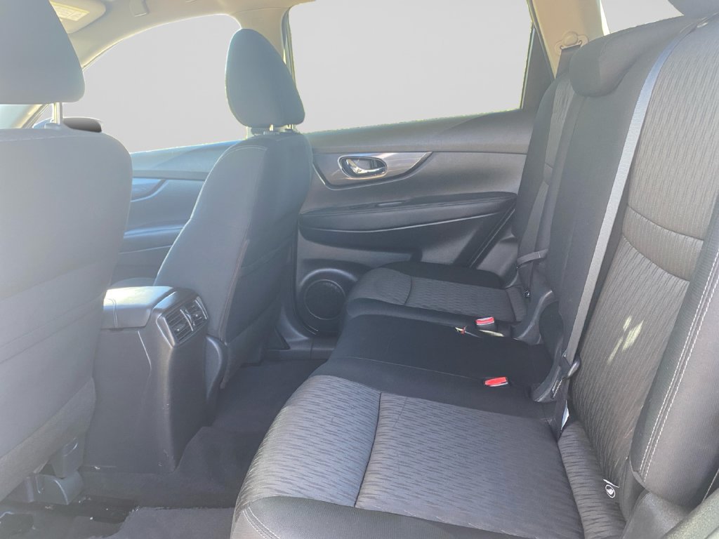 Used 2018 Nissan Rogue SV AWD/4WD image 16