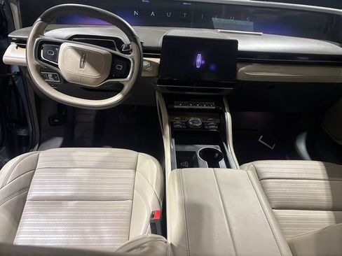 Used 2025 Lincoln Nautilus Reserve w/ Jet Appearance Package image 10