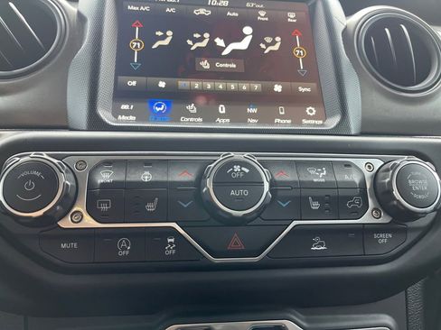 Used 2023 Jeep Gladiator Willys image 4