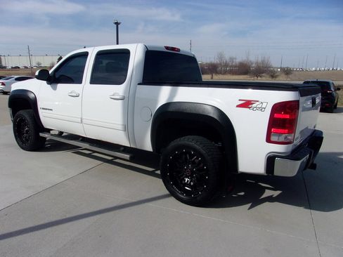 Used 2009 GMC Sierra 1500 SLT w/ Suspension Package, Off-Road image 8