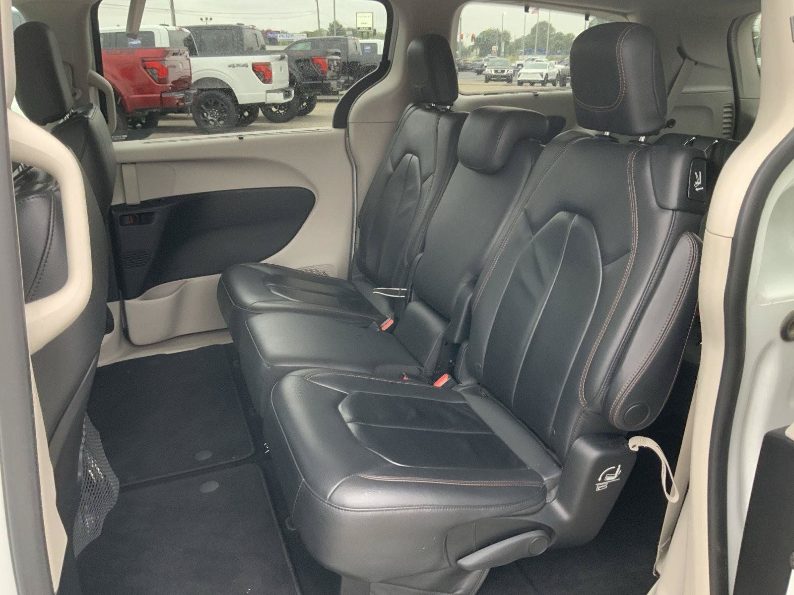 Used 2017 Chrysler Pacifica Touring-L FWD image 43
