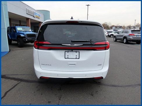 New 2026 Chrysler Pacifica Select image 5