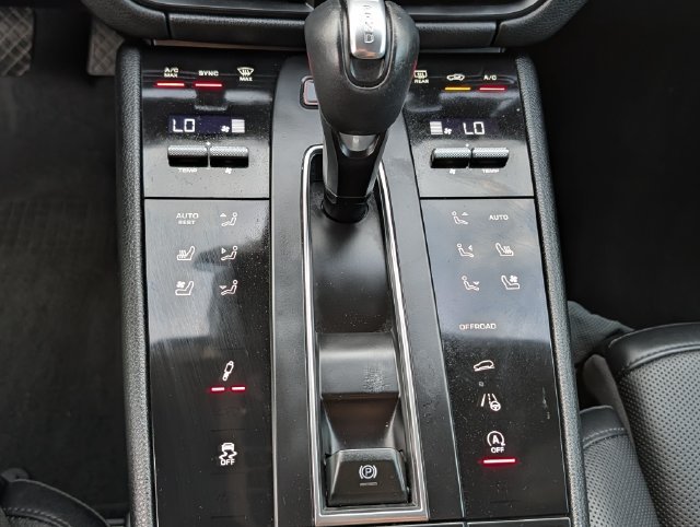 Used 2025 Porsche Macan Turbo AWD/4WD image 17