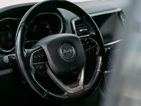 Used 2020 Jeep Grand Cherokee Altitude image 18